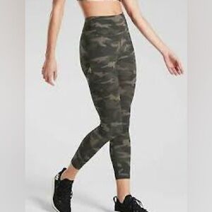 Athleta women’s Ultimate Camo 7/8 tight size medium full length high rise